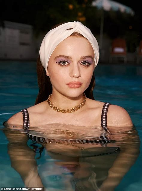 Joey King strips down for bikini spread and reveals she started。